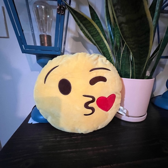 Blowing kiss emoji Stuffed plush - Picture 5 of 9